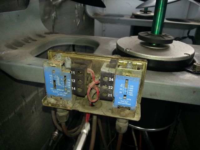 캐리어 10RT 휀차압, 고저압 프레샤 교체 작업